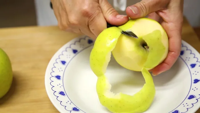 Pelar las manzanas (reservar una para decorar) y cortarlas en daditos.