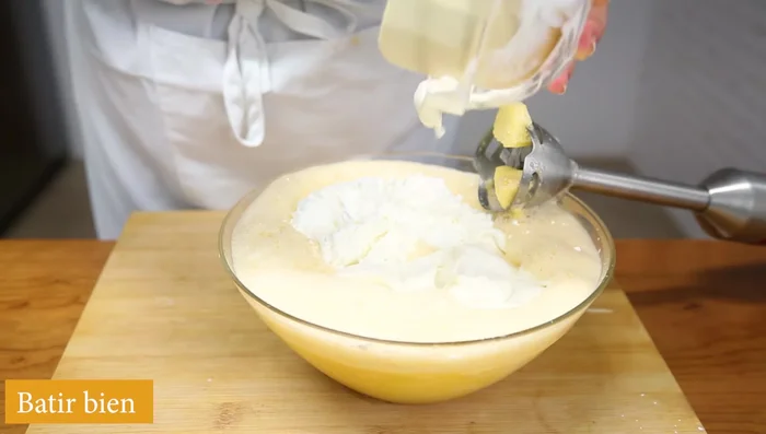 Añadir la harina, el yogur griego, la nata y el azúcar restante a la mezcla. Batir todo bien hasta que los ingredientes estén integrados.