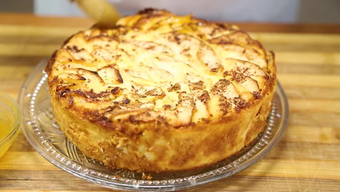 Pincelar la tarta con mermelada.