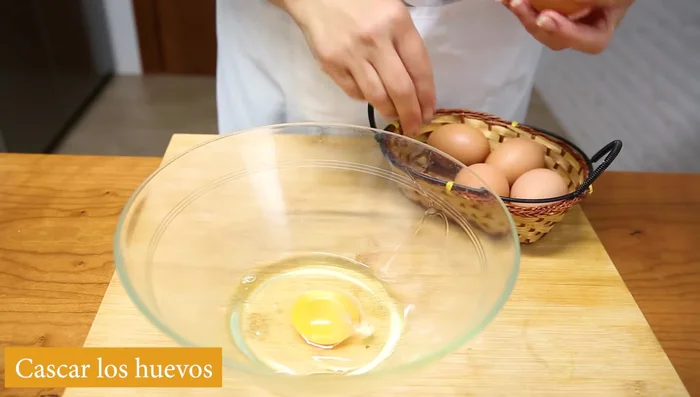 Cascar los huevos y batirlos junto con el azúcar hasta que estén blanquecinos.