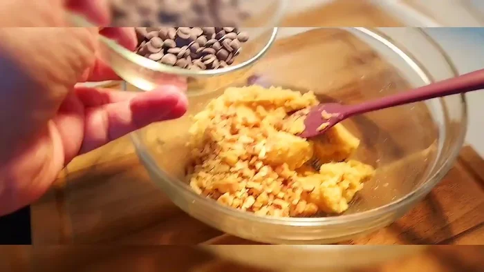 Incorporar las nueces picadas y los chips de chocolate.