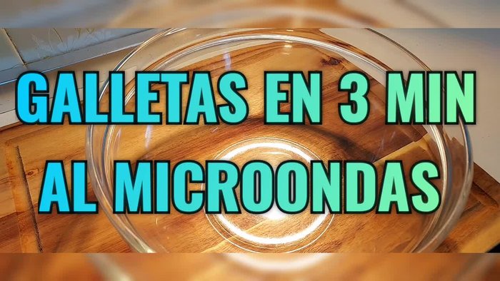 En un bol, mezclar el huevo, la estevia y la mantequilla derretida.