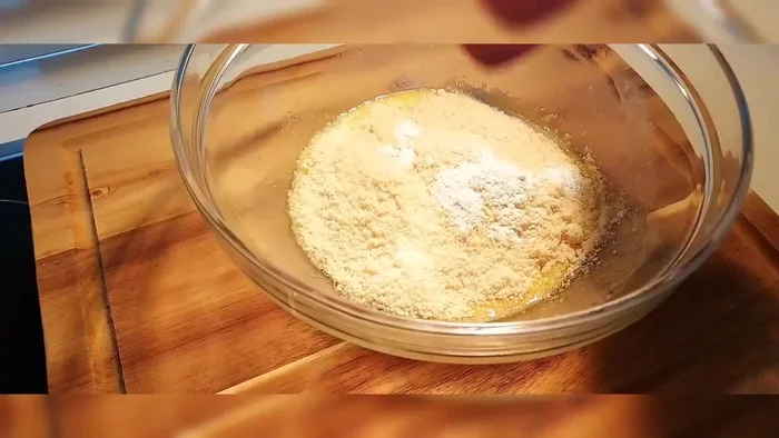 Añadir la harina de almendras y la levadura química. Mezclar bien.