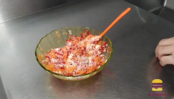 Cortar la carne en milanesas. Salpimentar y agregar orégano al gusto. [170.819]