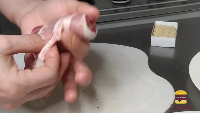 Enrollar cada rollo con tocineta y asegurar con palillos. [321.75]