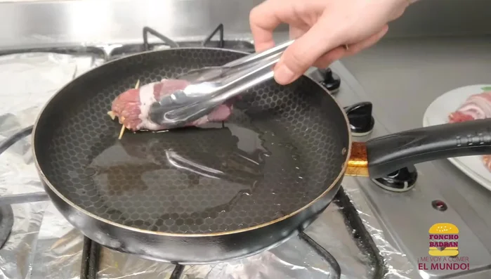 Sellar los rollos en un sartén caliente con aceite de oliva. [404.83]