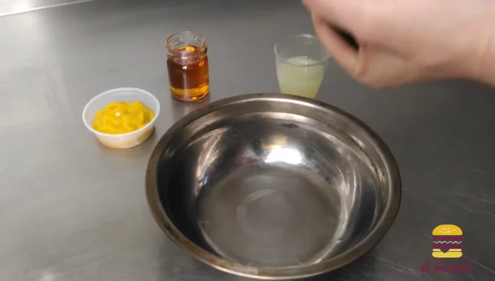 Preparar la salsa: mezclar mostaza, jugo de limón, miel, pimienta negra. Ajustar la acidez con mayonesa si es necesario. [477.37]