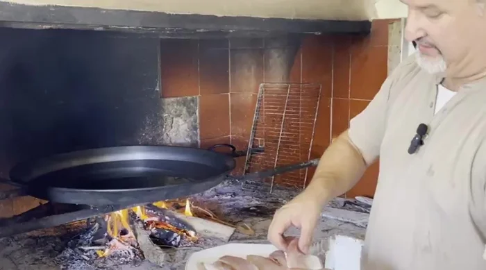 Marcar ligeramente los lomos de salmonete por el reverso. Reservar. (213.08)