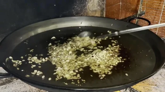 Añadir el ajo picado y sofreír. (376.919)