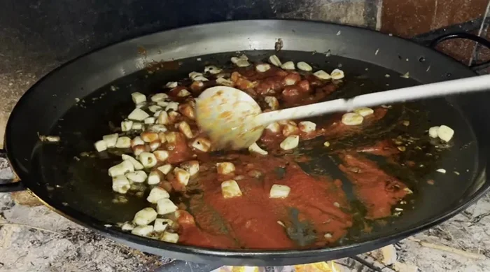 Agregar el tomate de pera y sofreír hasta que esté casi frito. (500.319)