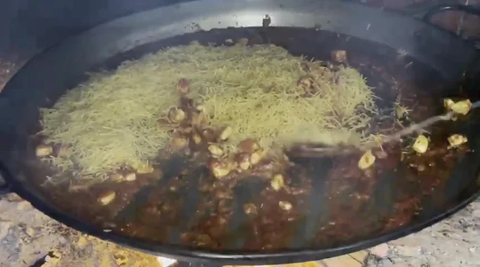 Agregar los fideos y mezclar bien, “roseándolos”. (547.88)