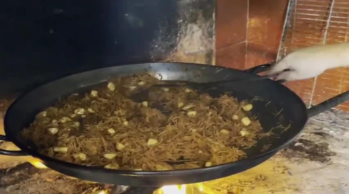 Cubrir los fideos con el fumet de pescado. (614.399)