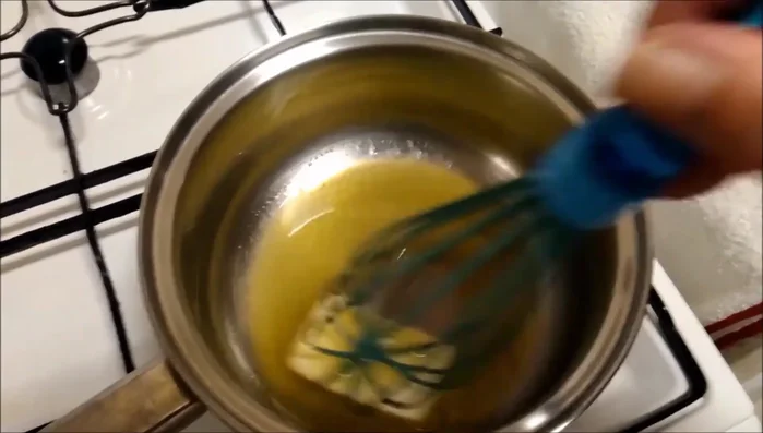 Preparar la salsa Meunière: Derretir mantequilla en una sartén. Agregar harina y remover hasta disolver.