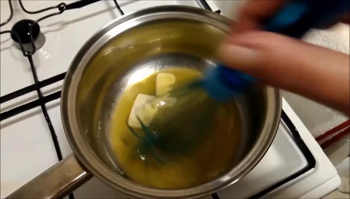 Incorporar el zumo de limón a la salsa Meunière.