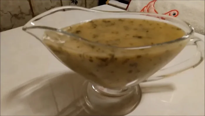 Servir la merluza sobre la salsa Meunière caliente o fría.