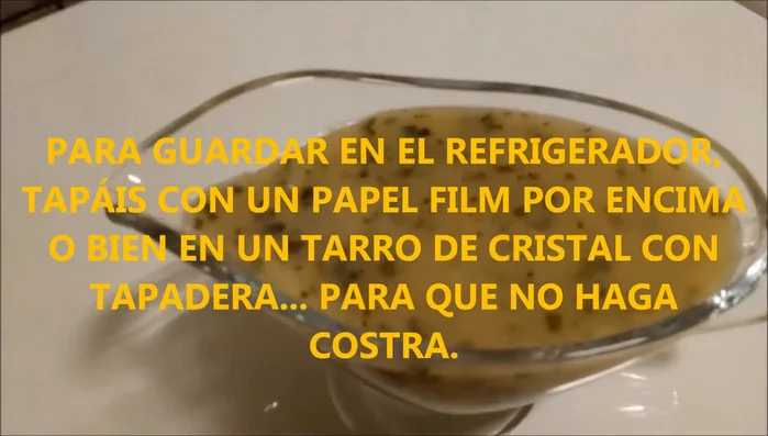 Rebozar la merluza: Pasar los lomos de merluza por harina, huevo y luego freír en abundante aceite de oliva hasta dorar.