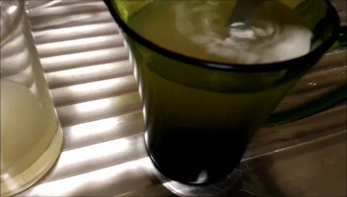 Disolver una pastilla de caldo de pescado en agua en el microondas.