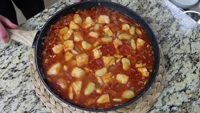Retirar del fuego y servir directamente de la sartén o en platos. Decorar con perejil picado.