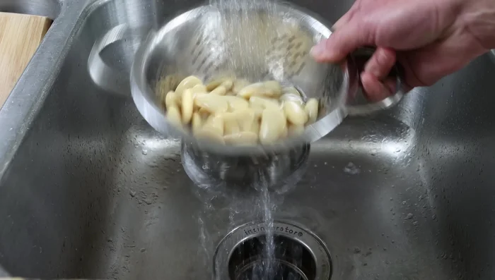 Picar la cebolla, el ajo y el pimiento verde.