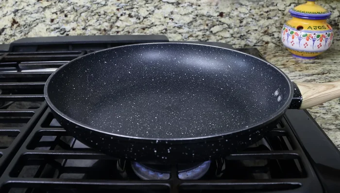 Calentar el aceite de oliva en una sartén a fuego medio. Agregar las verduras picadas y saltear durante 5 minutos.