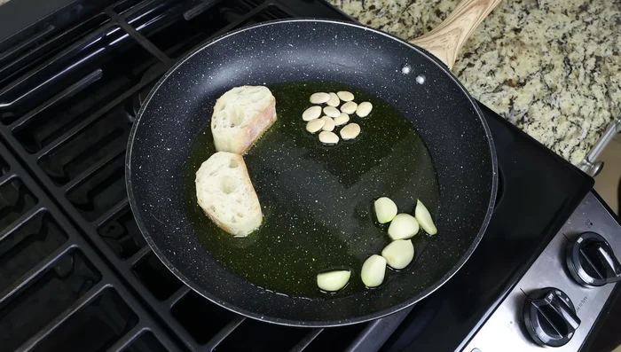 Freír el pan, las almendras y el ajo en el aceite caliente durante 3-4 minutos hasta que estén ligeramente dorados. Reservar.