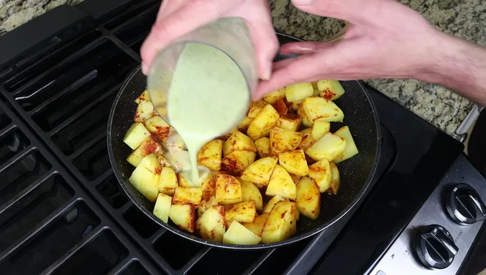 Agregar la mezcla de almendras, ajo y pan a las patatas. Agregar agua suficiente para cubrir apenas los ingredientes.