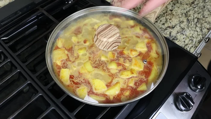 Llevar a ebullición, bajar el fuego a medio-bajo y cocinar a fuego lento durante 10-15 minutos, o hasta que las papas estén cocidas.