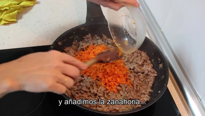 Incorporar la zanahoria, mezclar y añadir la leche. Dejar cocer hasta que la leche reduzca completamente.