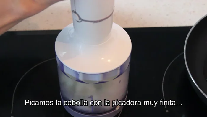 Picar finamente la cebolla con la picadora y reservarla.