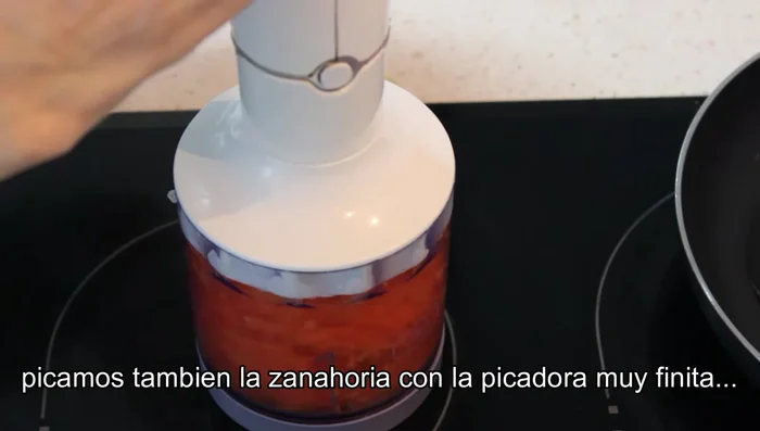 Picar finamente la zanahoria con la picadora y cocerla en el microondas durante 3 minutos. Reservarla.