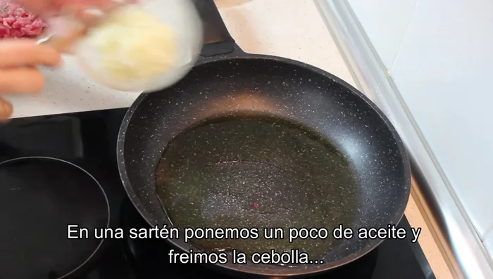 En una sartén, freír la cebolla picada hasta que esté dorada.