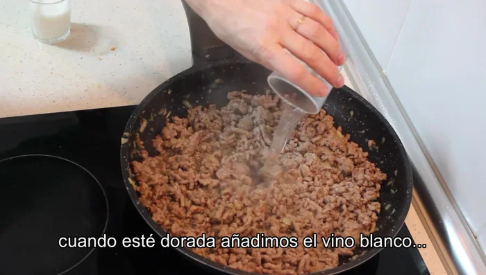 Agregar el vino blanco y dejar cocer unos minutos para que se evapore el alcohol.