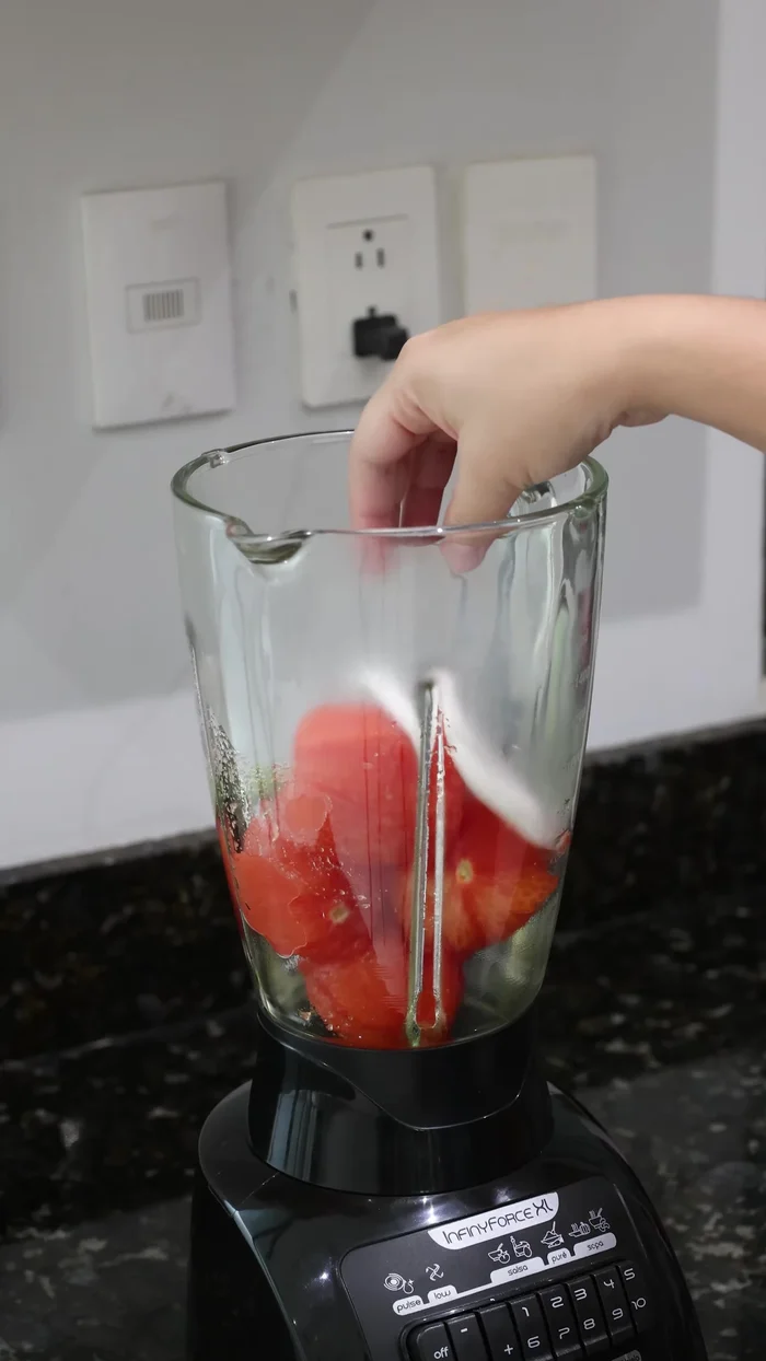 Una vez cocidos, quitarles la piel a los tomates. Licuarlos con una rodaja de cebolla, un diente de ajo, pimienta negra molida, 2 cucharaditas de sal, 1 cucharadita de consommé de pollo y 1 taza de agua. (30.64)