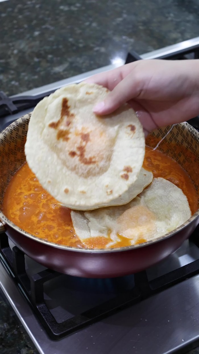 Hacer un corte en forma de cruz en la parte superior de 5 tomates limpios. Ponerlos en una olla con suficiente agua, tapar y cocinar durante 10 minutos. (0.16)