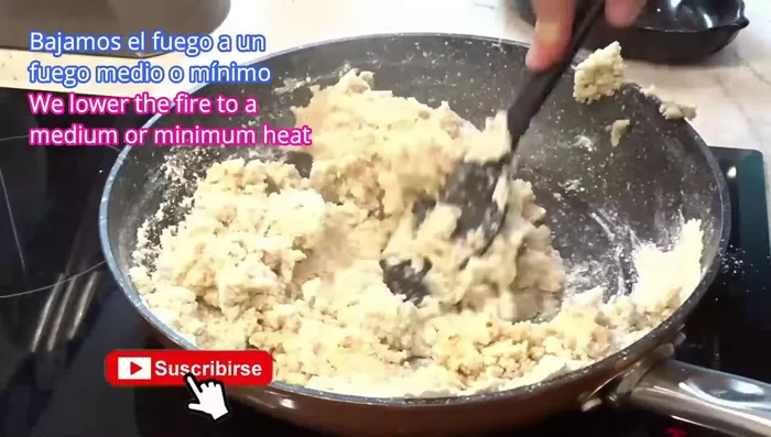 Cocina la masa a fuego medio-bajo (número 9 en la vitrocerámica de la autora), removiendo constantemente, hasta que se despegue de la sartén y esté lisa. (Aproximadamente 5-7 minutos)