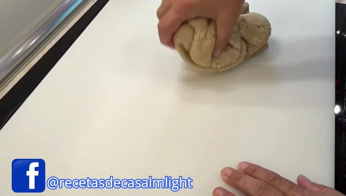 Amasa la masa hasta que esté suave y lisa. Forma un cilindro.