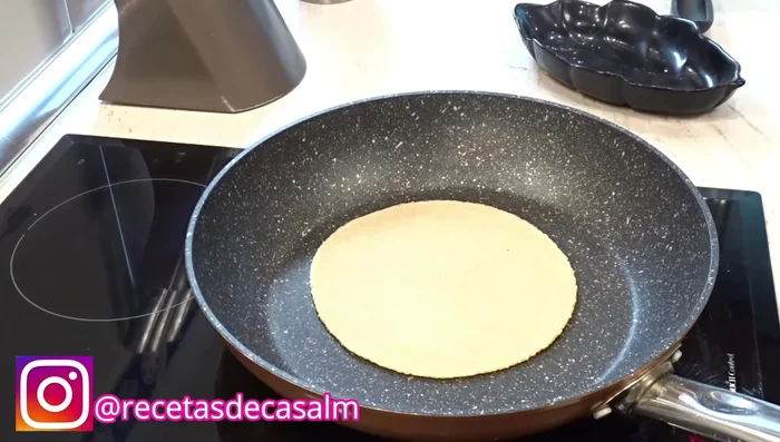 Cocina cada tortilla durante 1-2 minutos por cada lado, hasta que estén doradas.