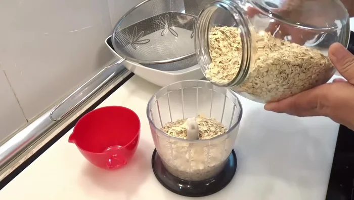 Si no tienes harina de avena, tritura copos de avena hasta obtener una harina fina. (Este paso es opcional)