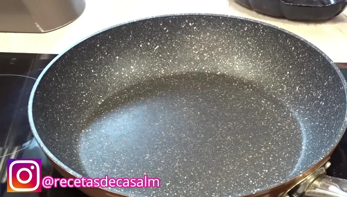 Apila las tortillas y cúbrelas con un paño o un plato para que se mantengan suaves.