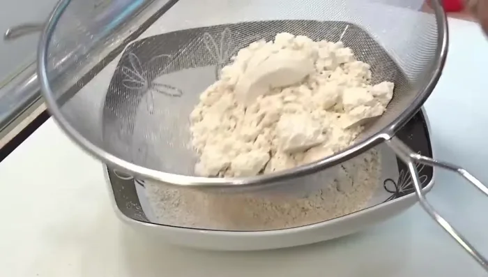 En un tazón, mezcla 2 tazas de harina de avena con 1/2 cucharadita de sal.