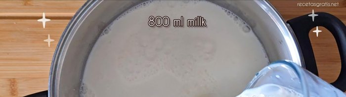En una cazuela, a fuego medio, calentar la leche con el azúcar, la piel de un limón y un palito de canela durante 5 minutos.