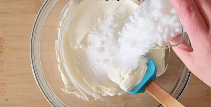 Añade 300 g de queso crema, 130 g de azúcar y 150 g de crema de galleta Lotus.