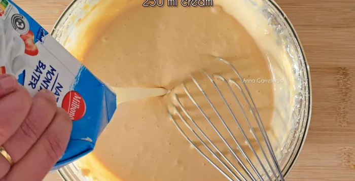 Incorpora 250 ml de nata y una cucharada de cacao en polvo.