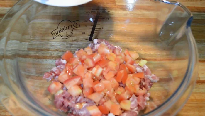 En un recipiente, mezclar la carne de cordero picada, el tomate picado, el arroz precocido, la cebolla rehogada con el verdeo, la menta y el tomillo picados, la sal y la pimienta. (144.54)