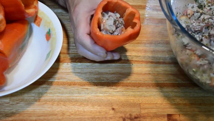 Rellenar los pimientos con la mezcla de carne, sin apretar demasiado. (186.12)