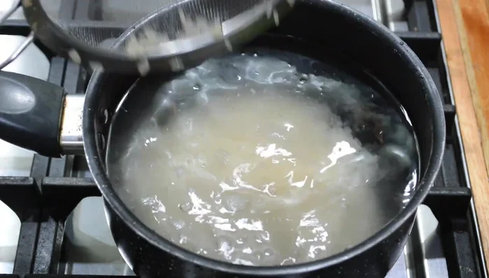 Lavar el arroz dos o tres veces y colocarlo con abundante agua en una cacerolita. Llevar al fuego medio durante 10 minutos, hasta que el agua se caliente (no debe hervir). Colar y reservar. (35.7)