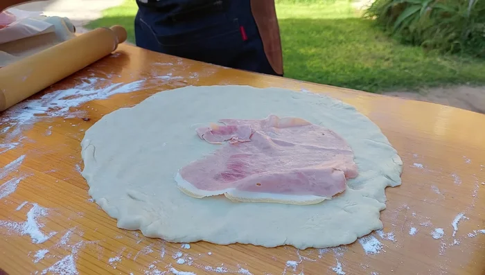 Rellenar con jamón cocido y queso fresco (o el queso de su preferencia).
