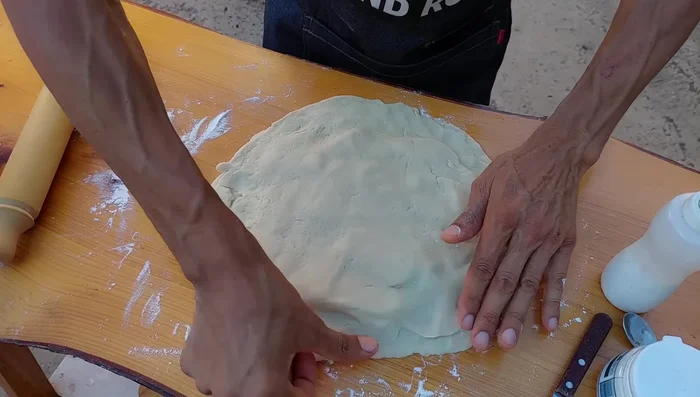 Cerrar la tortilla como una empanada, haciendo un repulgue simple.