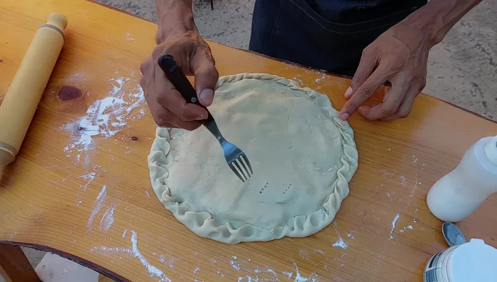 Pinchar la tortilla con un tenedor para que no se infle durante la cocción.