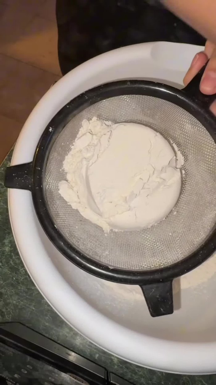 En un tazón, cernir dos tazas de harina. Agregar un cuarto de cucharadita de sal, media cucharadita de levadura, una cucharada de azúcar y dos cucharadas de manteca vegetal.
